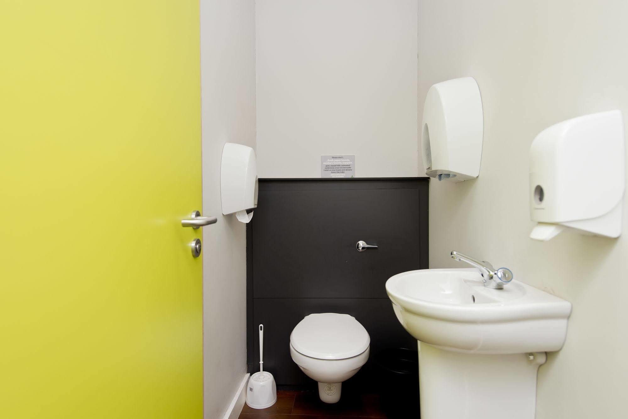 Yha Manorbier Hostel Tenby Bagian luar foto